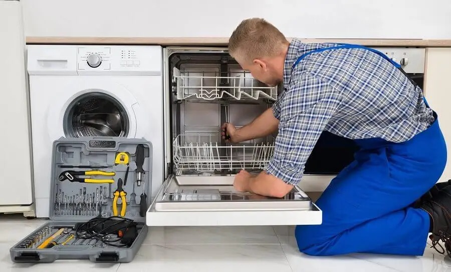 Elmadağ Warmhaus servisi teknisyen ekibi beyaz eşya tamiri yaparken